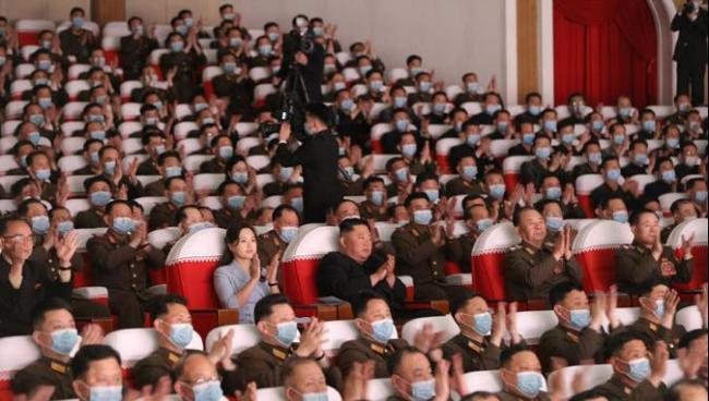 金正恩观看朝鲜人民军军属文艺演出