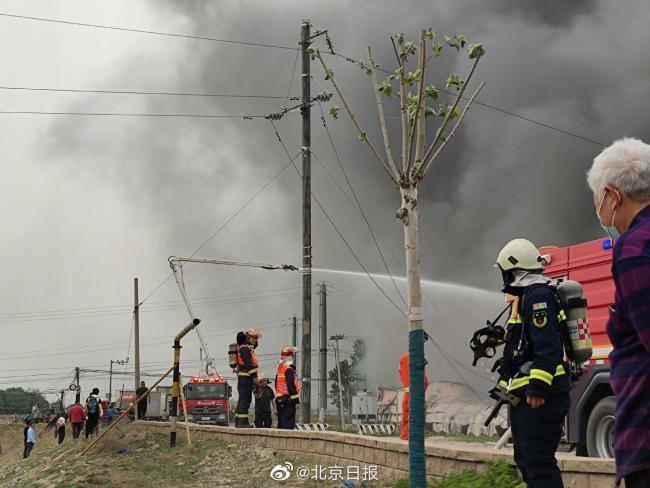 北京通州张家湾一村庄着火 目前明火已灭