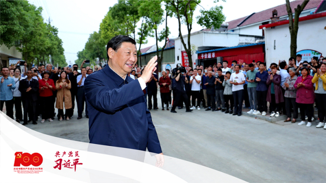 2021年5月13日，习近平总书记来到南水北调工程移民村淅川县邹庄村，了解移民群众生产生活情况。