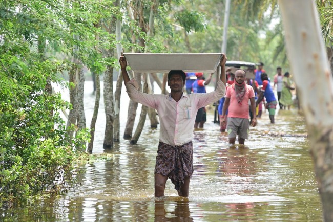 当地时间5月29日，热带气旋“亚斯”袭击印度西孟加拉邦，当地村庄爆发洪水，村民生活受到严重影响。  图片来源：人民视觉