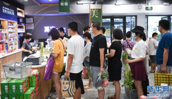 5月30日,市民在广钢新城一家社区超市排队结账.