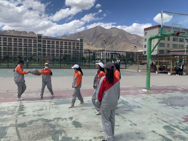 奔跑在高原篮球场上的藏族女孩