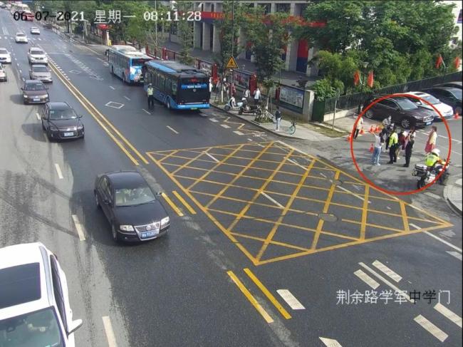 杭州一考生准考证落公交车上 交警狂奔近1公里找回