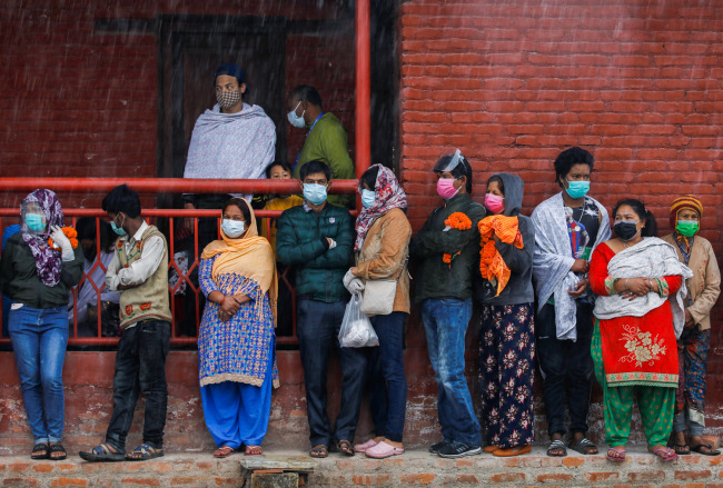 当地时间5月11日，尼泊尔加德满都，新冠病逝者家属在火葬场等待尸体运达  图源：澎湃影像平台