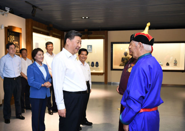 ↑2019年7月15日，习近平在内蒙古赤峰博物馆同古典民族史诗《格萨（斯）尔》非物质文化遗产传承人亲切交谈。