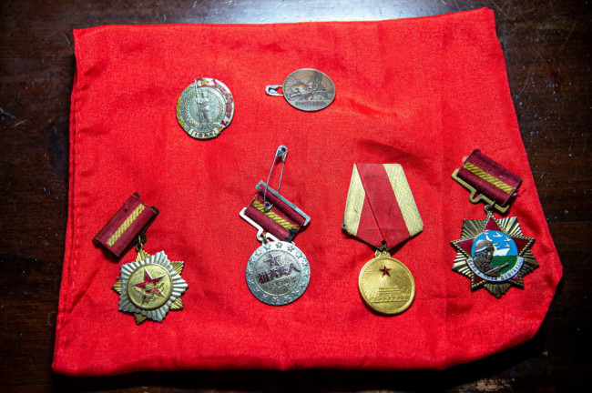 　这是5月18日拍摄的胡兆富保存的部分奖章。