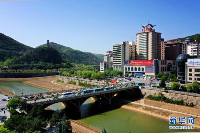 5月9日拍摄的延安宝塔山和延河大桥（无人机照片）。新华社记者 刘潇 摄