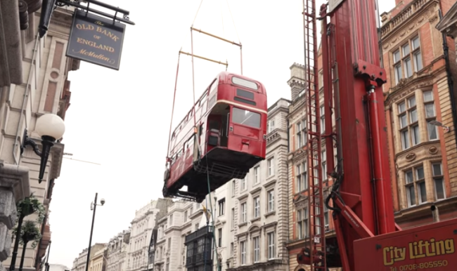 英国一双层巴士被改装成酒吧 由起重机吊到地面