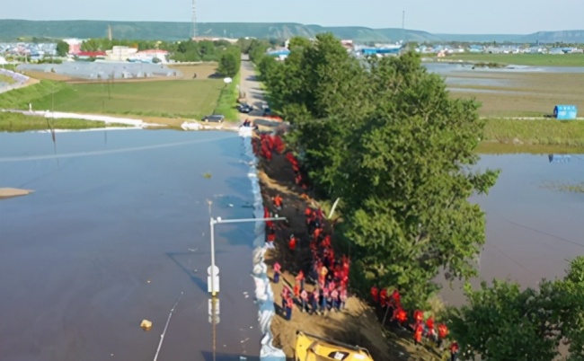 中华晚报 | 外交部驳斥乌克兰撤出反华共同发言系中方施压、《苹果日报》主笔被捕时正准备飞往英国……