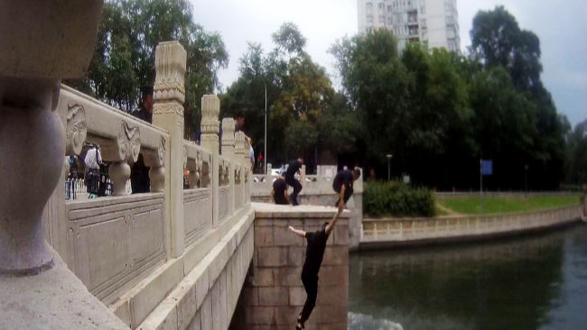 10秒生死营救！北京四名特警跳入河中托起轻生女子