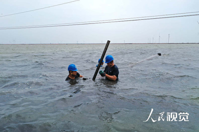 山東濱州遭遇龍卷風(fēng)襲擊 供電公司緊急搶修受損線(xiàn)路