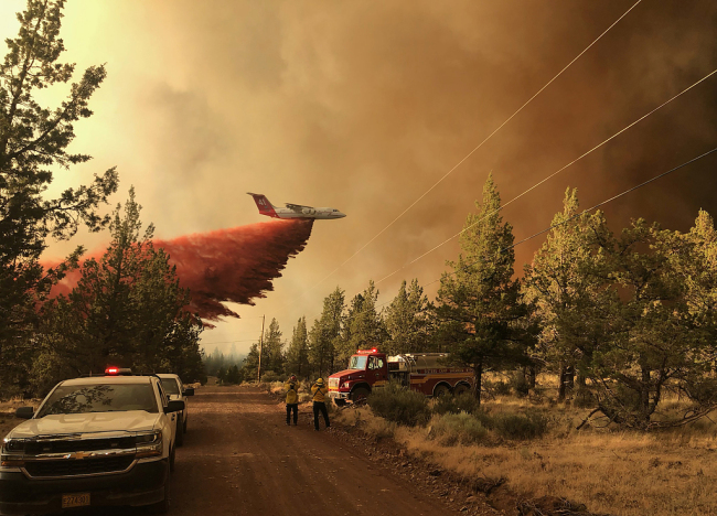 美国10州发生近60起山火 干旱天气加剧火势