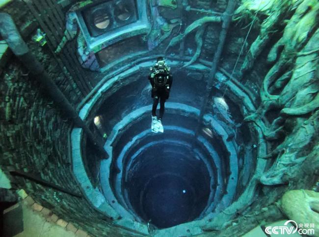 潜水员体验世界“最深”游泳池