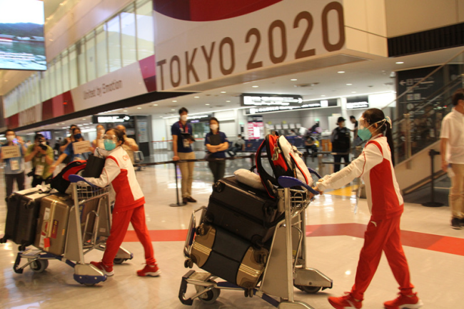 7月18日晚，中国体操女队抵达东京成田机场。