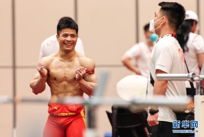 举重——中国队进行首次热身训练 