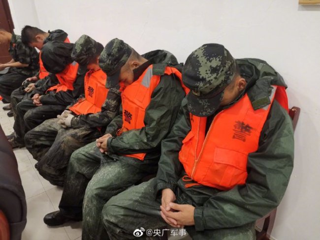 抗洪一线！武警官兵连夜奋战后席地而睡