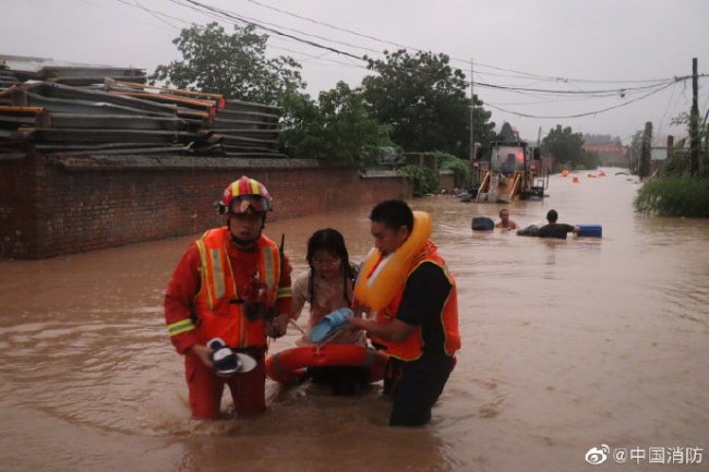 郑州消防员用救生圈转移71名被困人员