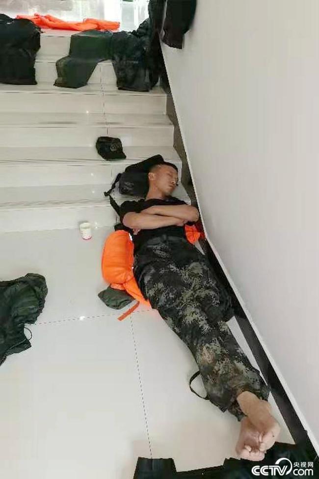 河南郑州：抗洪一线的“最美睡姿”