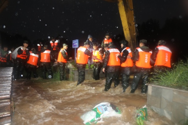 河南多地暴雨，各地消防闻“汛”而动紧急救援