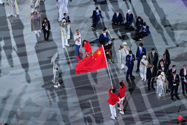 中国奥运代表团入场 红白配色着装格外亮眼（图）