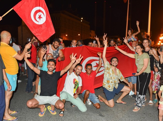 突尼斯总统宣布解除总理职务 民众在街头庆祝