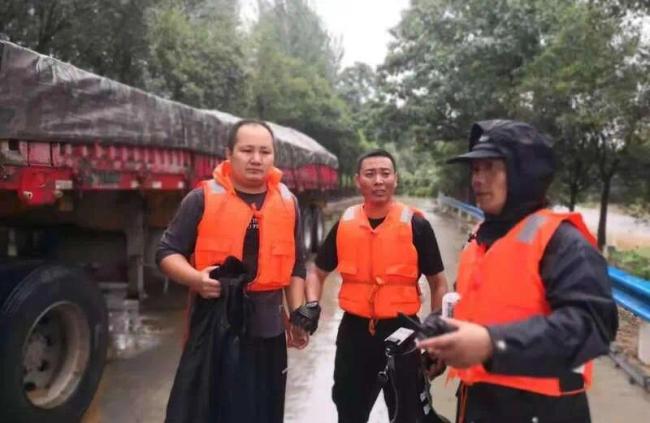 救人被洪水冲走的民警，10小时后自救归来(图)