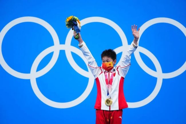  8月5日，中国选手全红婵在颁奖仪式上。新华社记者许畅摄