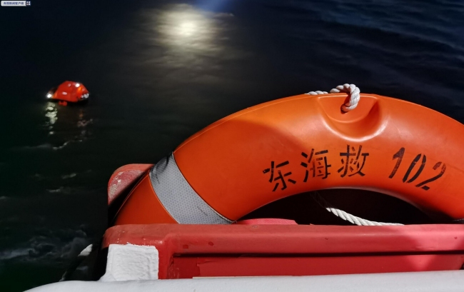 长江口一渔船触礁沉没致21人遇险 人员均已获救