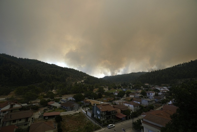 希腊山火失控：天空被火光映红 居民登上轮渡撤离