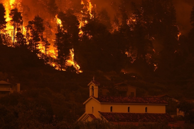 希腊山火失控：天空被火光映红 居民登上轮渡撤离