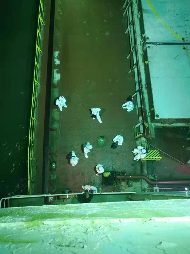 弘进轮获救始末：20中国船员16人阳性 拍视频求助