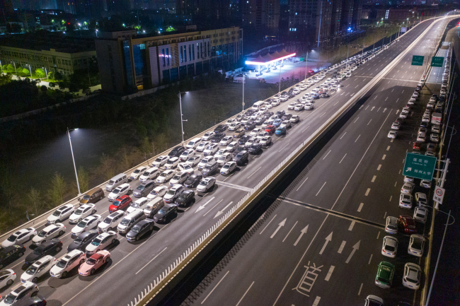 河南硬核防雨：郑州转移安置24万人 高架变停车场
