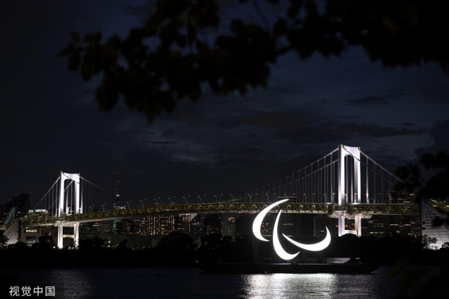 东京湾海面竖起东京残奥会标志