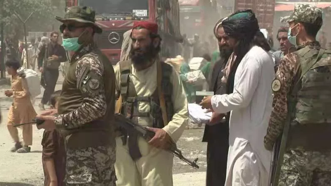 央视总台记者在阿富汗边境，直面..士兵