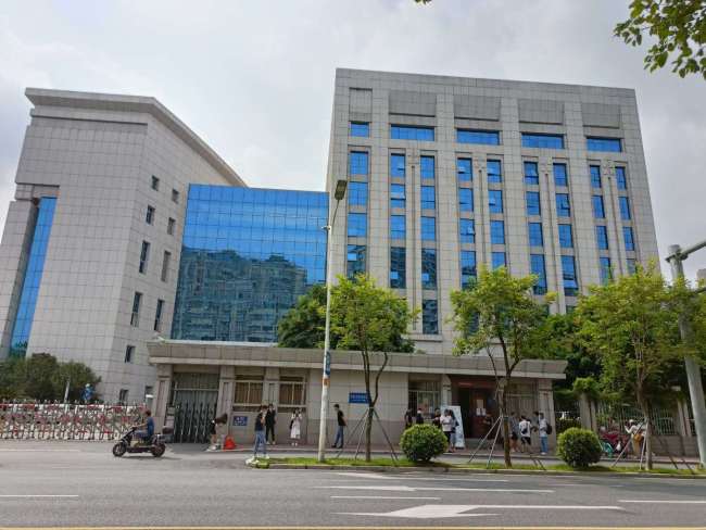 8月26日，福州市中级人民法院门口。新京报记者 薄其雨 摄