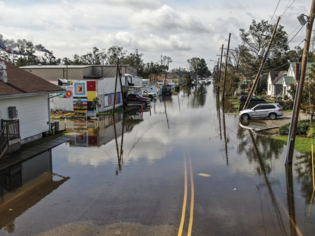 航拍美国路易斯安那州飓风灾区 大面积房屋被淹成“泽国”
