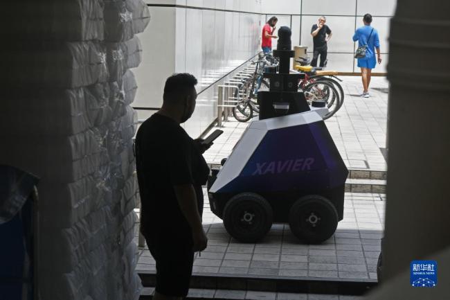 新加坡：机器人维护街头秩序