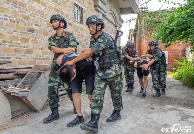 广西贵港：武警官兵锤炼反恐作战能力