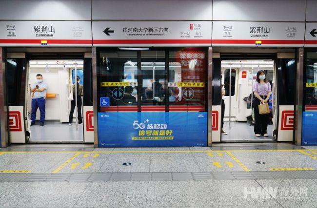 郑州地铁首批3条线路恢复载客运营 乘客有序进站乘车
