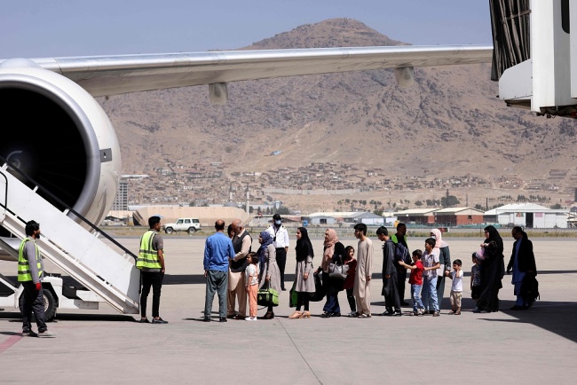 塔利班接管后首架外国商业航班降落喀布尔 机上约10人
