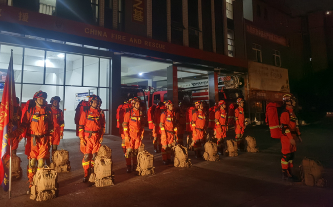 16日凌晨，消防救援人员紧急集结，前往泸州市泸县震中地区增援。应急管理部消防救援局供图