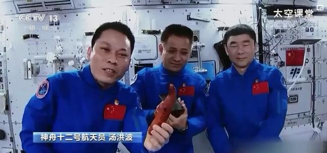 汤洪波在“球景房”vlog中直呼“很激动” 三名航天员给大家送礼物了……请查收
