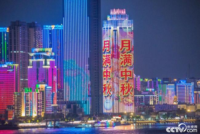 武汉长江四岸开启中秋节灯光秀