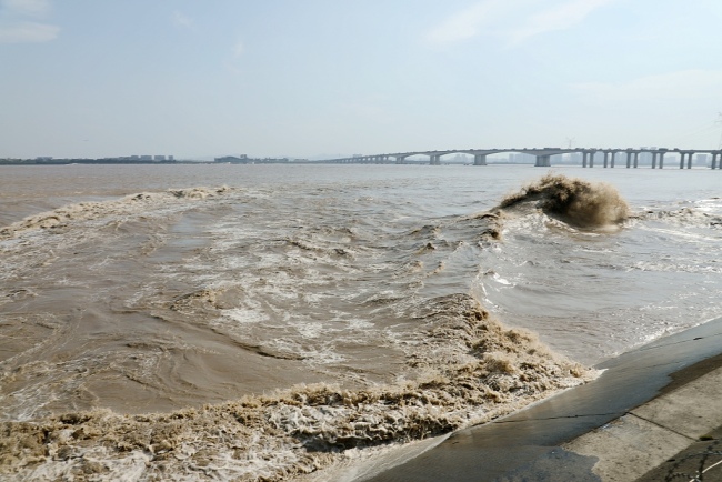 八月十八观大潮 钱塘江潮水汹涌壮观