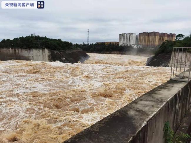 河南南召：鸭河口水库持续泄洪 水位超汛限1.63米