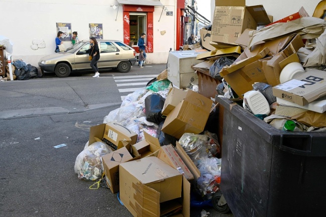 法国马赛清洁工集体罢工 街头垃圾堆积成山