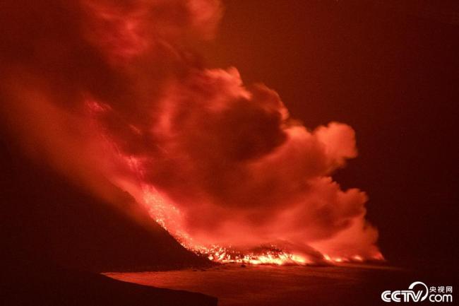 西班牙拉帕尔玛岛火山持续喷发 熔岩流入大西洋