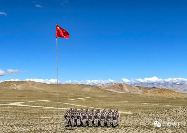 五星红旗在雪域高原冉冉升起