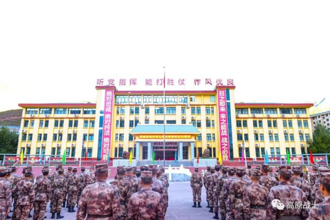 看！五星红旗在雪域高原冉冉升起