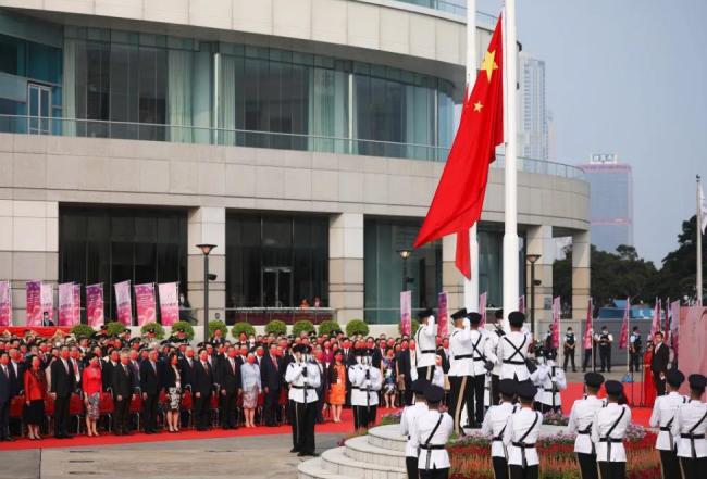 香港现30米巨型五星红旗，大街小巷披上了“中国红”